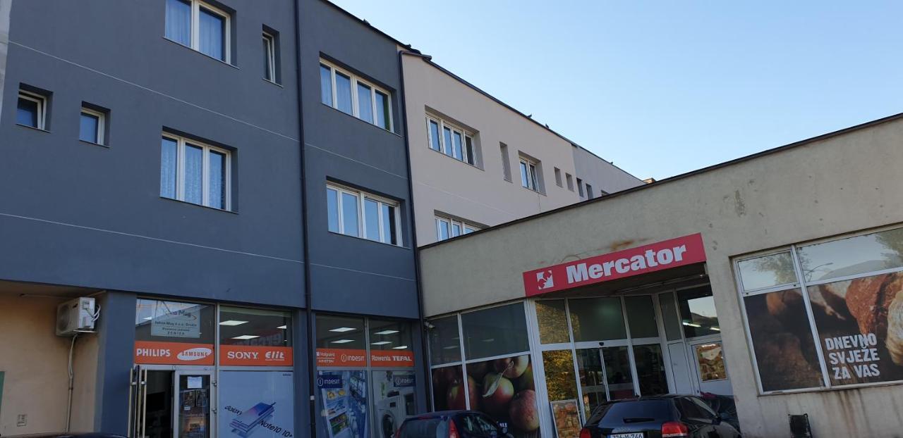 Appartamento Trosoban Stan U Zenici Zenica Esterno foto